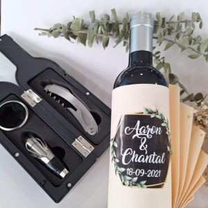 Garrafa com acessórios de vinhos
